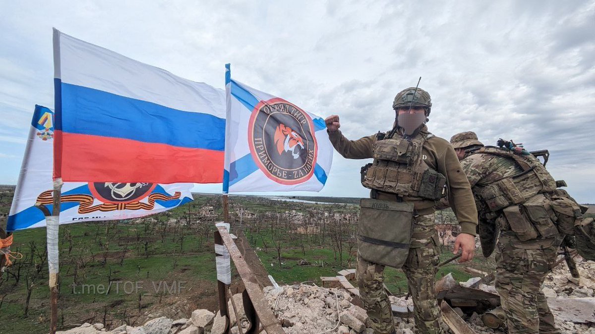 DonbassSegodnya's tweet photo. 🇷🇺Морпехи РФ водрузили российский триколор в освобождённой Новомихайловке https://t.co/PV73pV6I7v