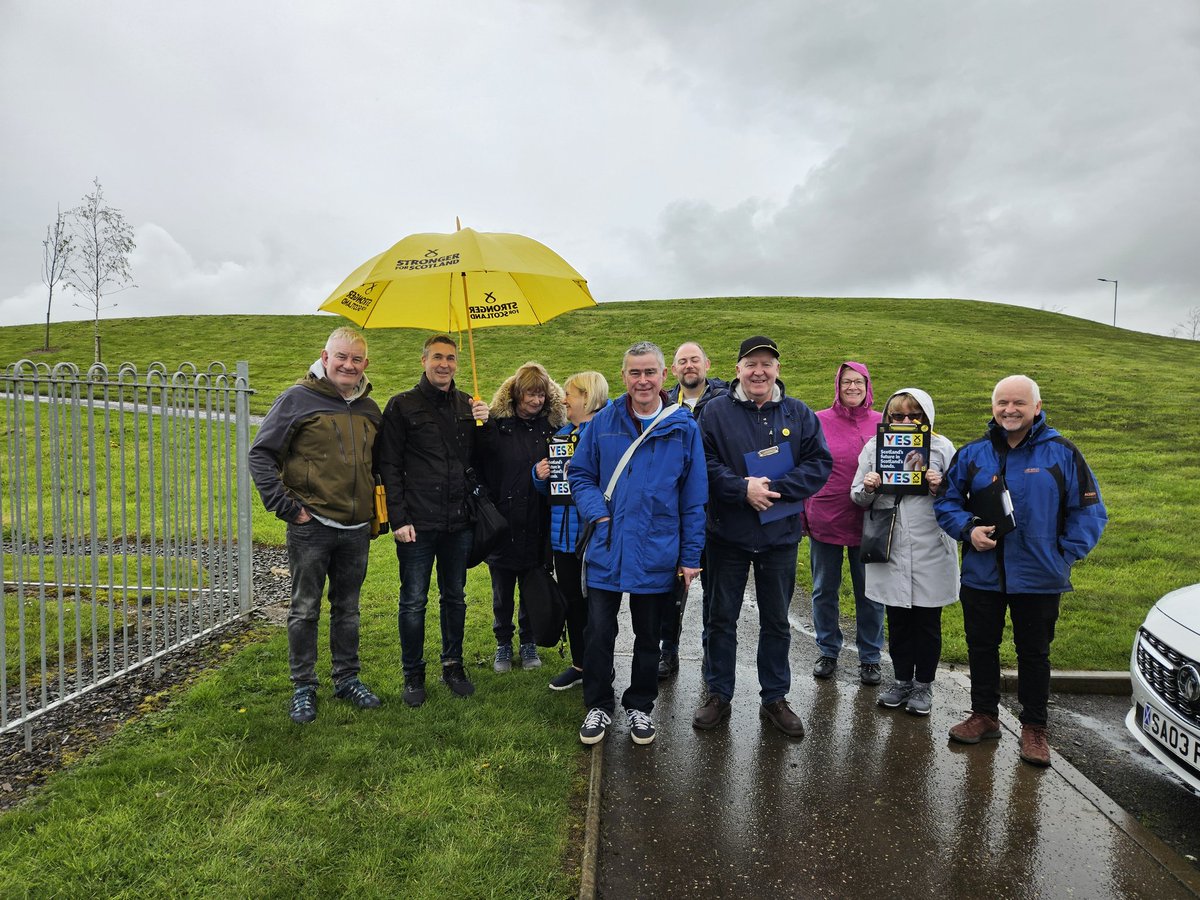 A little bit of rain didn't stop team @AlanBrownSNP and Willie Coffey MSP talking to voters this afternoon. #activeSNP @theSNP