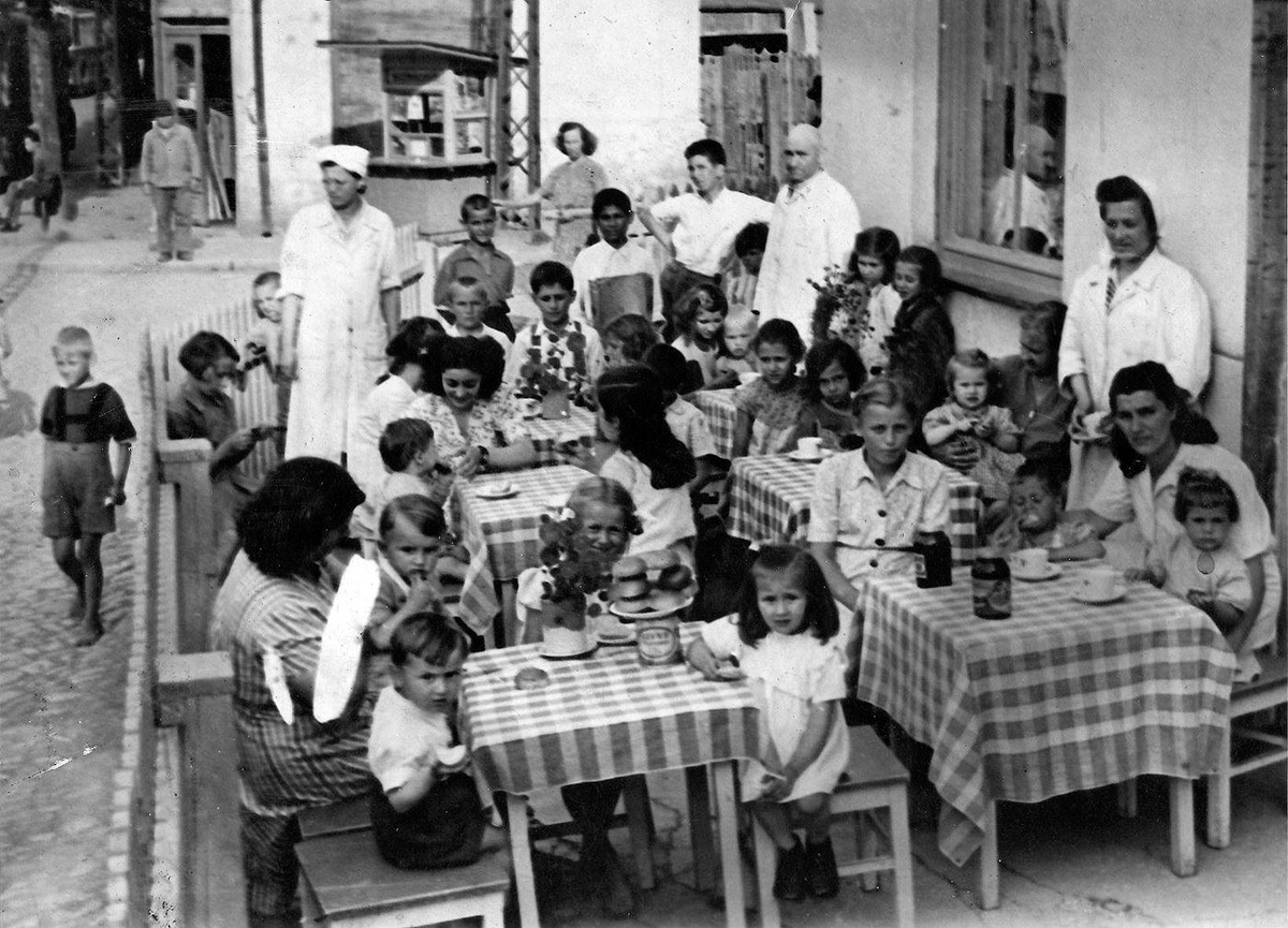 todDM53izjASpRe's tweet photo. MLEČNI RESTORAN ZA DECU 😋🥛🥐🥨🍵

Ugao Žičke i Todora od Stalaća ,kasnije mnogima 
poznato kao kafama " 1 Maj " 🍻
Foto : početkom 50 ih godina https://t.co/DYjtXeq8U4