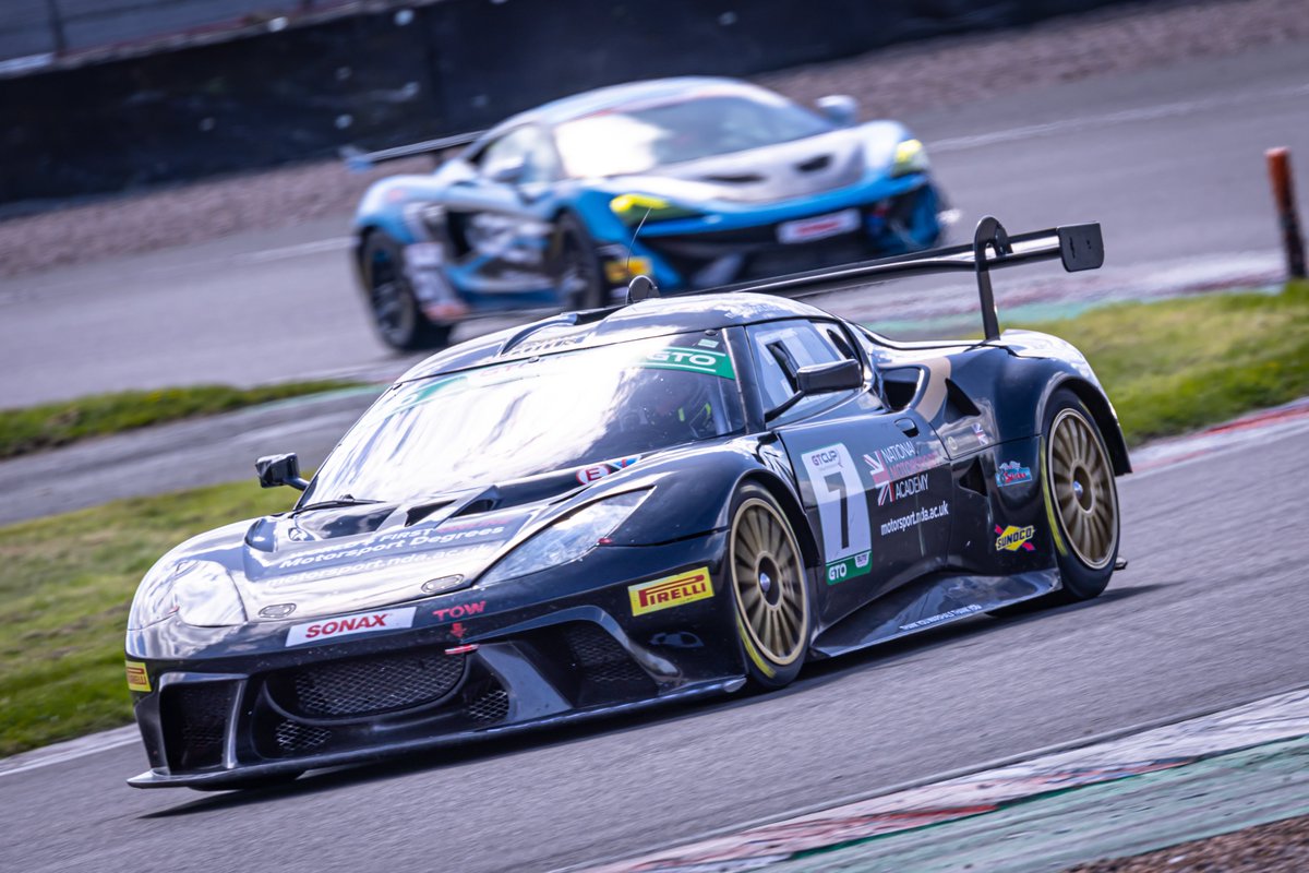 LEAD GAP ➡️ 4 seconds What a drive so far for the NMA Lotus Evora... 📺 youtube.com/watch?v=hVygP0… #GTCup I #Donington