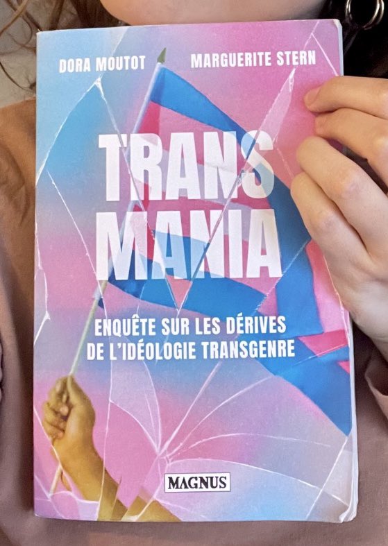 🔴 Quand j’ai vu comment @doramoutot & @Margueritestern se faisaient canarder et que leur livre semblait blacklisté par les libraires gauchistes, ça m’a rappellé la sortie de mon « Cartel des Fraudes ». Depuis le 🇯🇵 j’ai donc commandé et reçu #Transmania et j’invite tout le monde