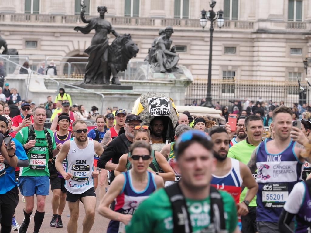 David Mcnab on the home straight @savetherhino @BBCOxford #LondonMarathon