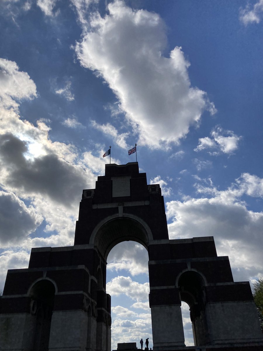 madeleinemaste4's tweet photo. Going along the front line 
#Somme all day with the many many memorials 
And these fields tell so many 
stories - #tynecot and #thiepval below 👇are the largest of these 🌸also included a German memorial 
Thiepval for me was the one - as fitting as the ground zero in New York 🌸 https://t.co/ufMRBOf2Hv