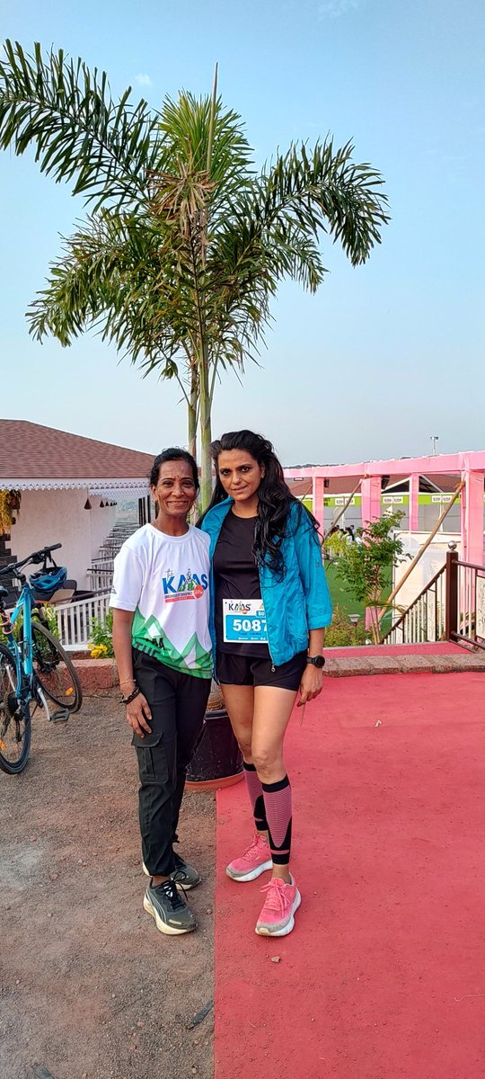It was a great pleasure meeting @pujaver @ #kaasultra. Had a good insight about her first Kaas Ultra run and it was lovely to share some inspiring stuff. @sandeepvarma15 sir missed you. Congratulations for the Podium mam. Keep inspiring 
#kaasultra #runningcommunity