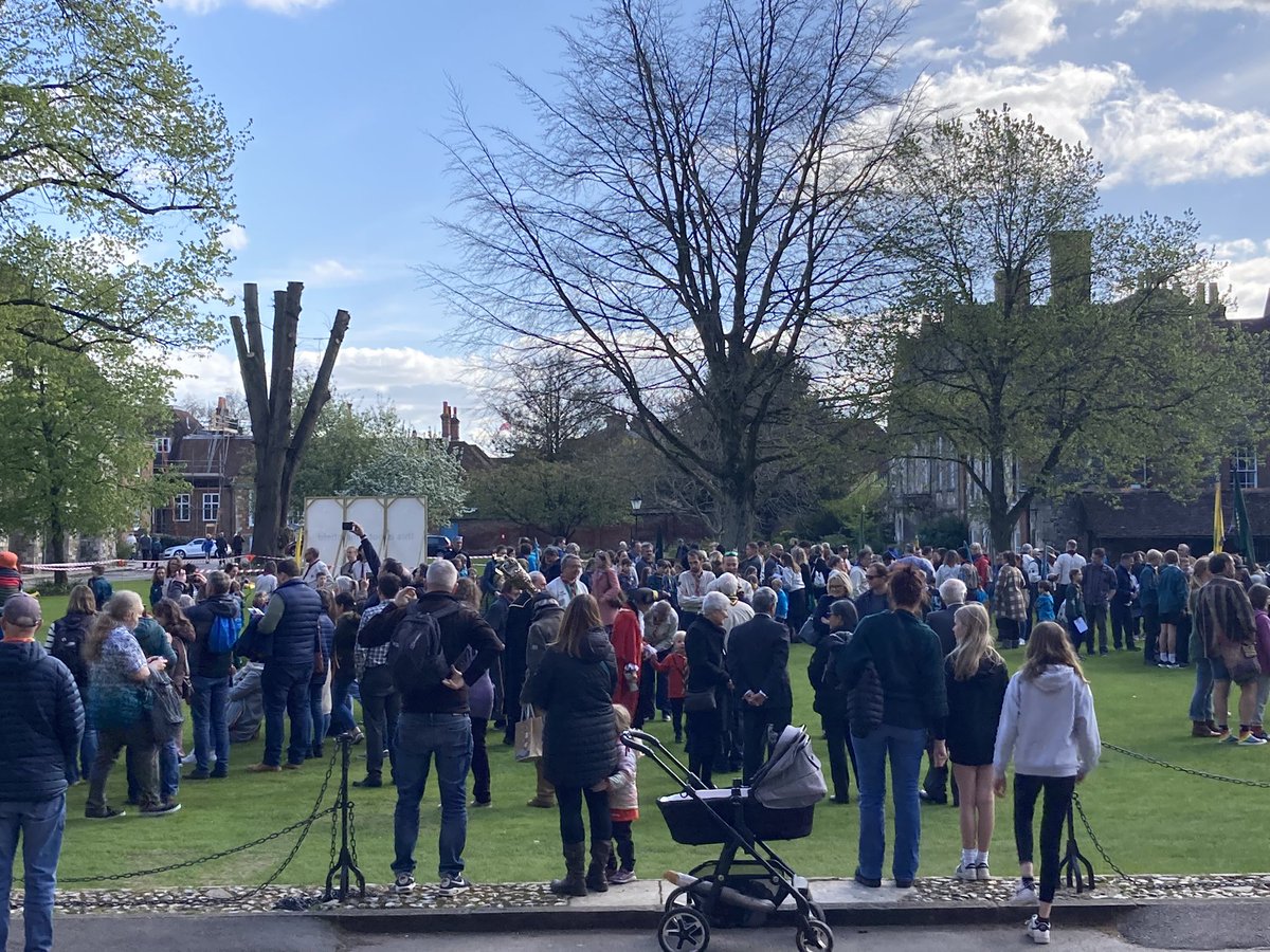 From Explorer Scouts to Squirrels they gathered for #StGeorgesDay Service & Parade @WinCathedral today bringing the sunshine with them #promises #goodturn #dotheirbest