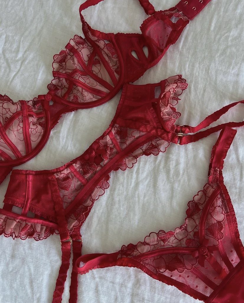 TW : Nudity

⠀ ⠀   ⠀ ⠀ ♡ Seductive Sunday ♡

Baby will you love me ? 🌹