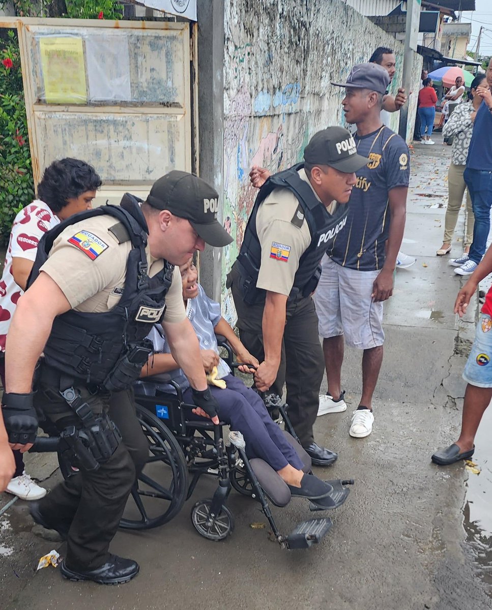 PoliciaEcuador's tweet photo. #GraDWilsonPavón, #CmdtDMQ:
En el proceso del #ReferéndumYConsulta2024, podemos informar que tenemos algunas actividades realizadas en el marco del control y prevención con: 233 citaciones a nivel nacional por diferentes causales; así mismo, es importante indicar que nos mantenemos desplegados brindando ayuda y #seguridad antes los fenómenos naturales que se registran en varias provincias del país.
#PolicíaEcuador
#ServirYProteger
