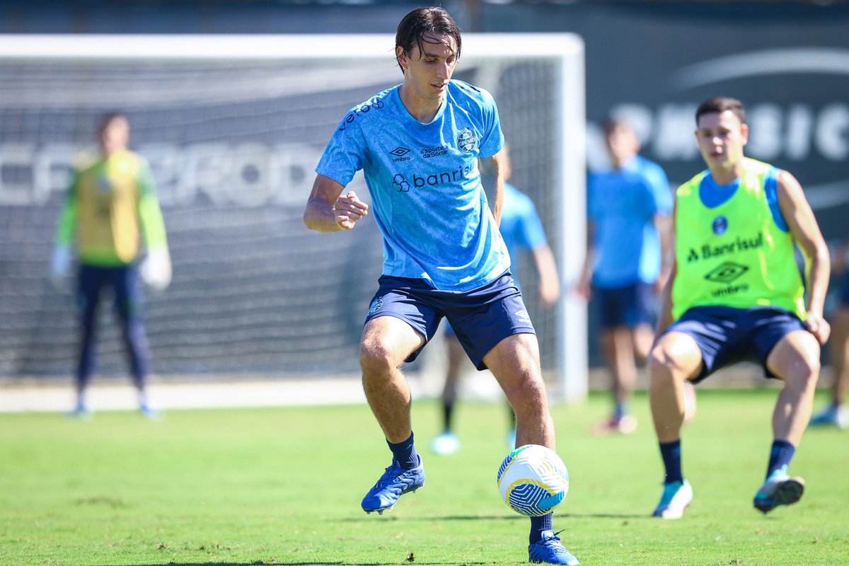 O TRABALHO CONTINUA! 🇪🇪💪🏾 Na manhã de hoje, o nosso elenco iniciou a preparação para o duelo com o Estudiantes. Os atletas que começaram ontem, realizaram atividades na academia. O restante foi a campo para o treino técnico. 📸 Lucas Uebel | Grêmio FBPA gremio.net/noticias/detal…