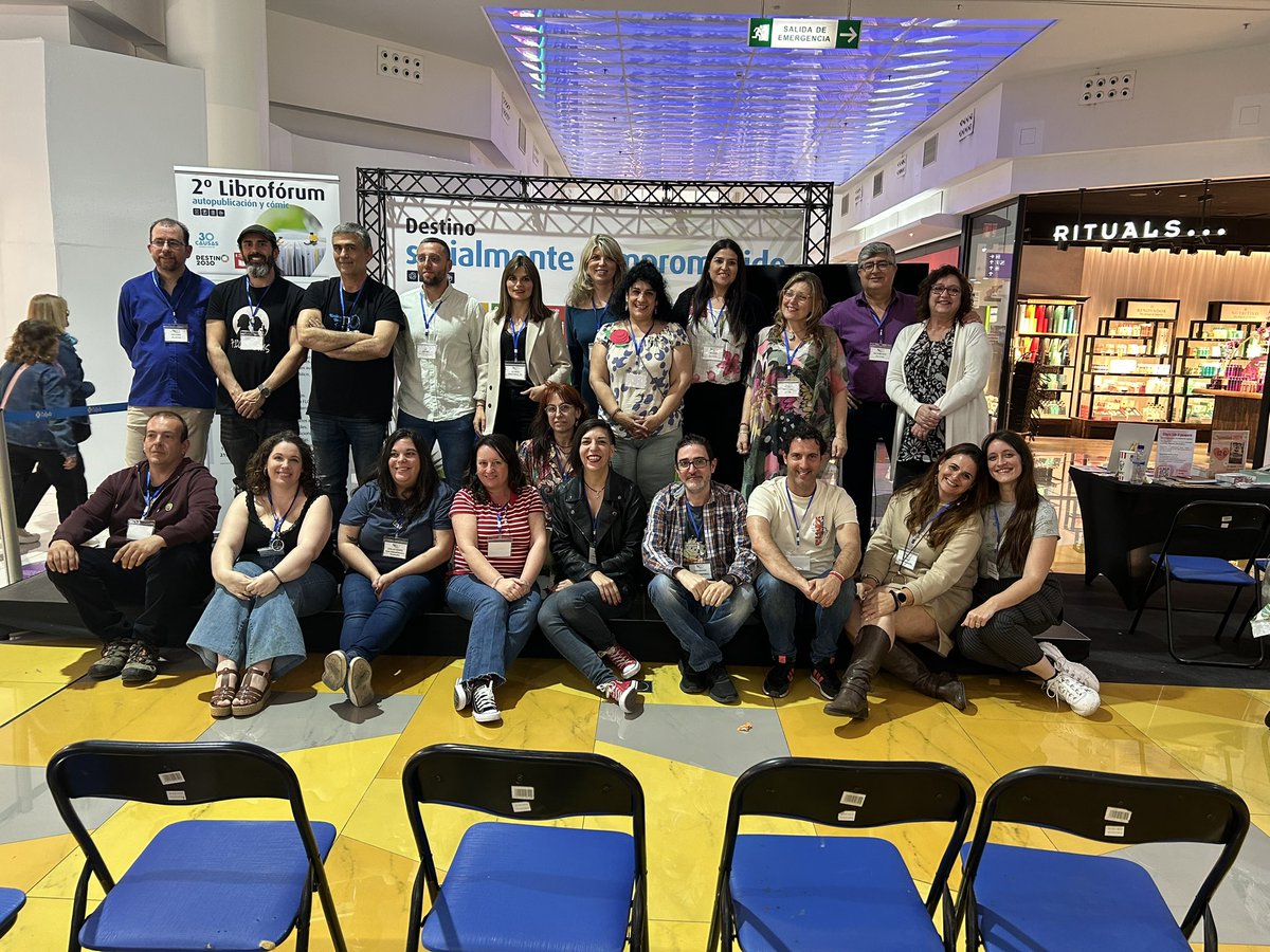 AlonMZ's tweet image. Gran sábado el que pase con mis compañer@s en el #libroforumelche2 que bien me lo pasé y que agusto.Me reencontré con algunos y conocí a gente nueva.Gracias a @MariaLeivag @KmleonBooks y @Literaturelx_ por todo!! El año que viene más!!!