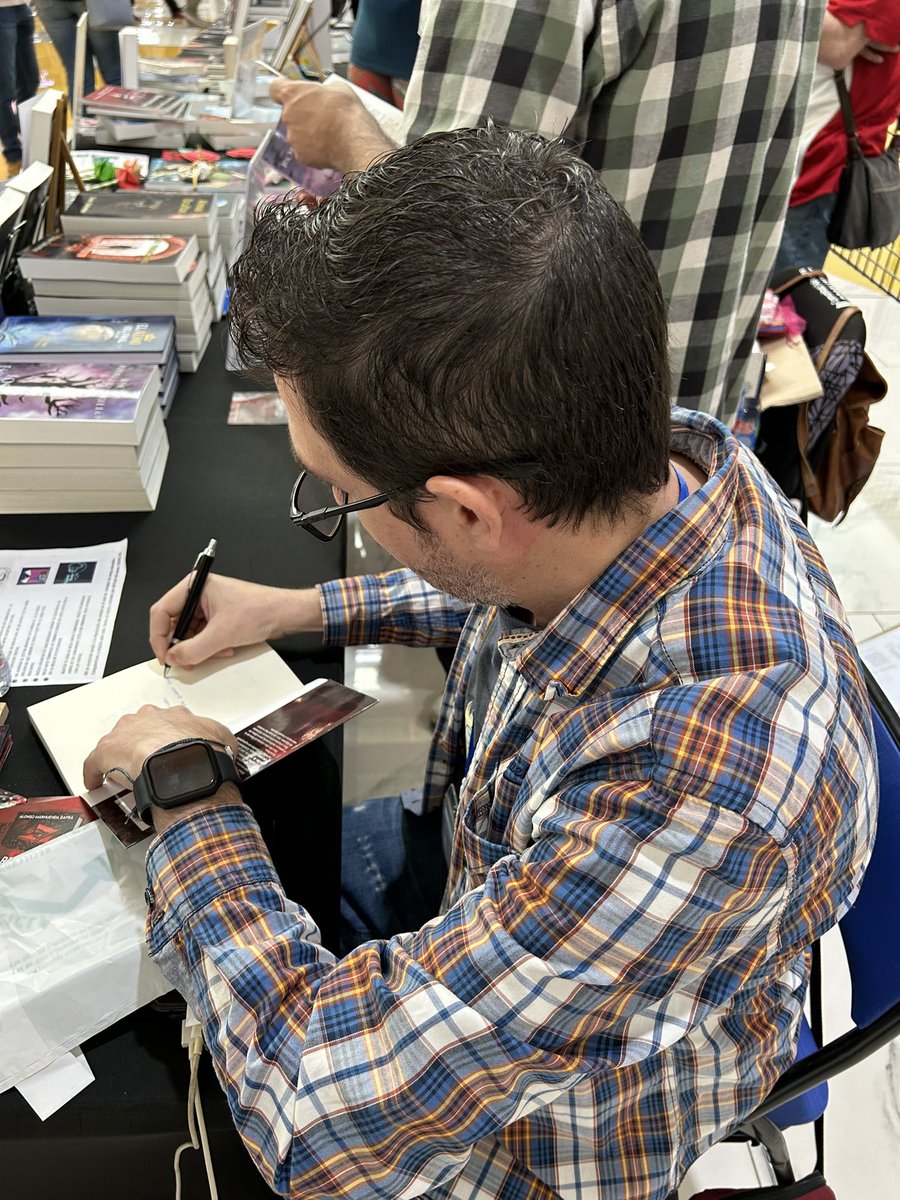 AlonMZ's tweet image. Gran sábado el que pase con mis compañer@s en el #libroforumelche2 que bien me lo pasé y que agusto.Me reencontré con algunos y conocí a gente nueva.Gracias a @MariaLeivag @KmleonBooks y @Literaturelx_ por todo!! El año que viene más!!!