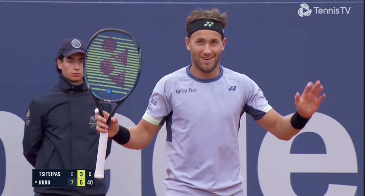 Casper Ruud wins the biggest title of his CAREER, and is the Champion in Barcelona! 💪👏🇳🇴🏆 7-5 6-3 over Tsitsipas!