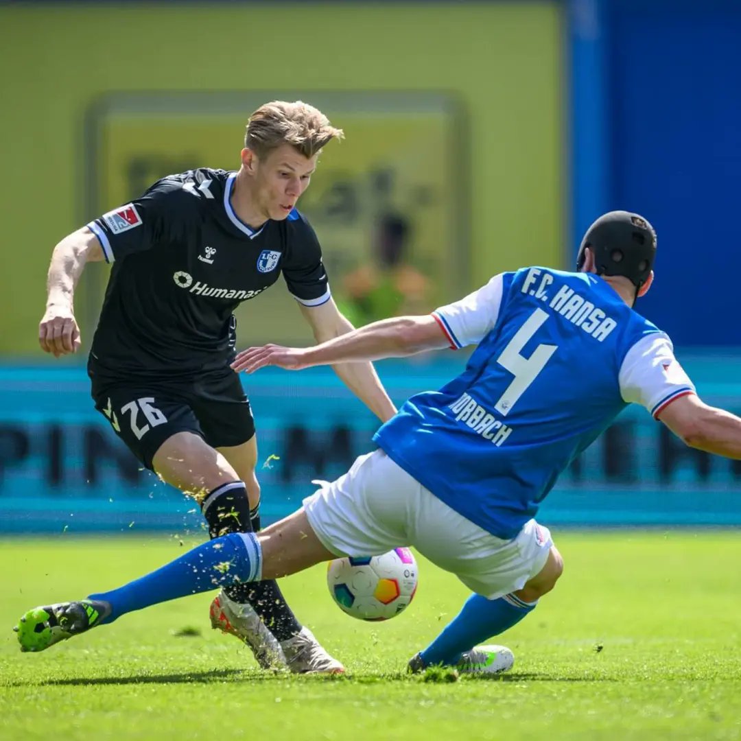 MagdeburgDepre's tweet photo. Vitória maiúscula Ostduell!
Com gols de Jan Luca Schuler e Daniel Heber, o @1_FCM1965 bateu o @HansaRostock por 2 a 0 fora de casa. Com esse vitória o FCM saiu da sequência de 6 jogos sem vitórias e abriu 5 pontos de vantagem da zona de rebaixamento.
#FCHFCM 0:2
#EINMALIMMER https://t.co/JvGdwVkbbX