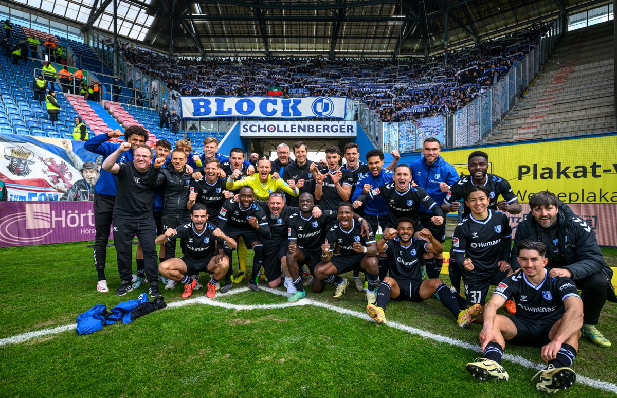 MagdeburgDepre's tweet photo. Vitória maiúscula Ostduell!
Com gols de Jan Luca Schuler e Daniel Heber, o @1_FCM1965 bateu o @HansaRostock por 2 a 0 fora de casa. Com esse vitória o FCM saiu da sequência de 6 jogos sem vitórias e abriu 5 pontos de vantagem da zona de rebaixamento.
#FCHFCM 0:2
#EINMALIMMER https://t.co/JvGdwVkbbX