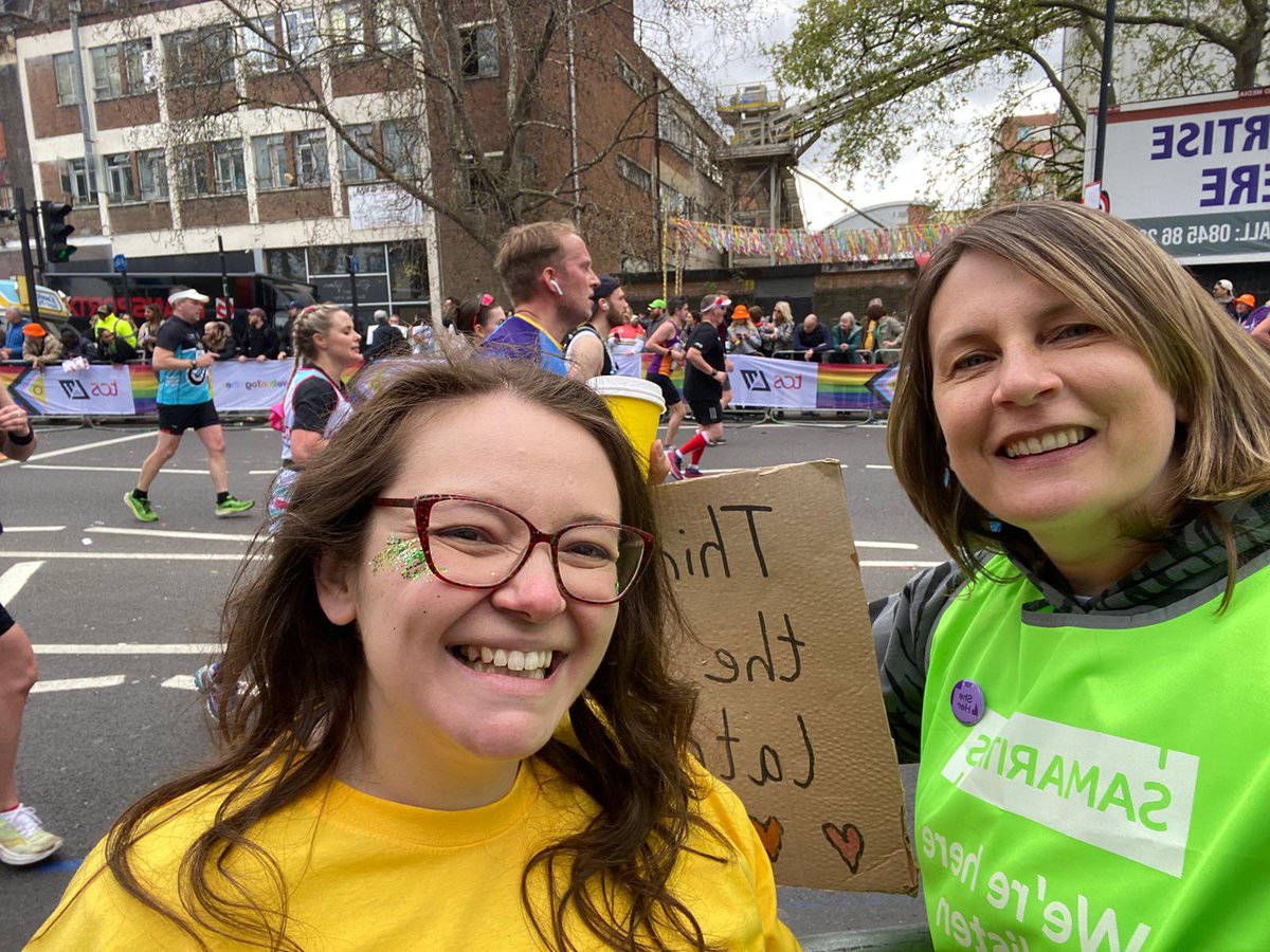 ChilternSams's tweet photo. Well done to all the London Marathon runners today, many raising money for charity. Some of our Chiltern Samaritans volunteers were at mile 21 showing support. @samaritans are here for everyone 24/7, free, anonymous, judgement free 💚 Thank you all 💚 https://t.co/lc79PFh67G
