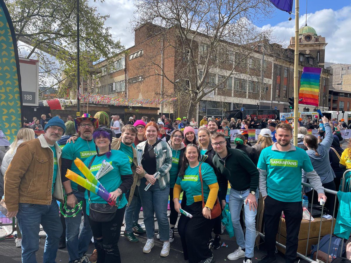 ChilternSams's tweet photo. Well done to all the London Marathon runners today, many raising money for charity. Some of our Chiltern Samaritans volunteers were at mile 21 showing support. @samaritans are here for everyone 24/7, free, anonymous, judgement free 💚 Thank you all 💚 https://t.co/lc79PFh67G