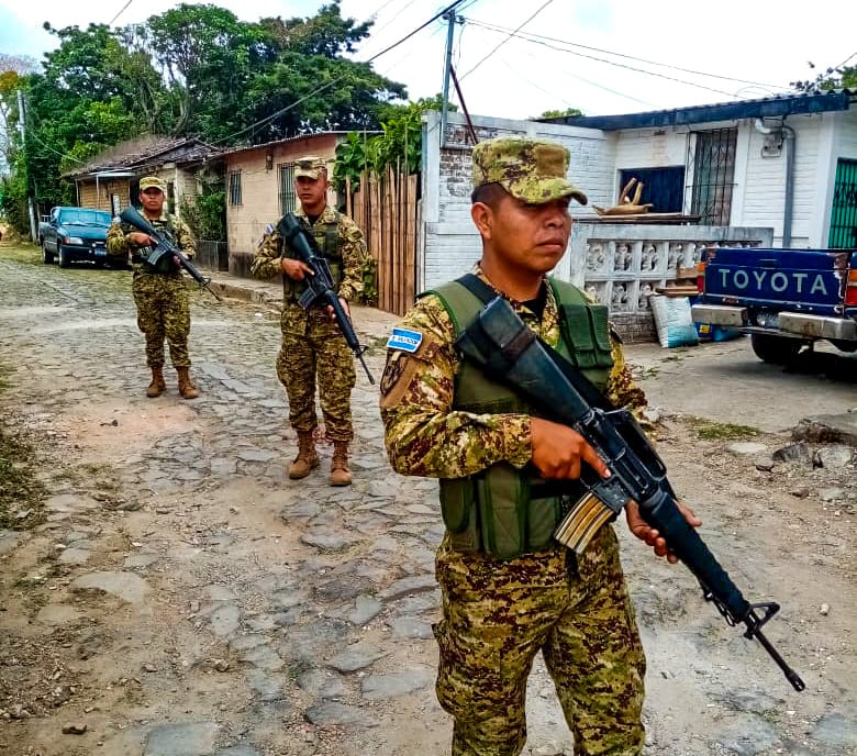 📍 Ahuachapán En el marco del #PlanControlTerritorial, nuestros soldados del Destacamento Militar N°7, realizan patrullajes preventivos en Apaneca y sus alrededores.