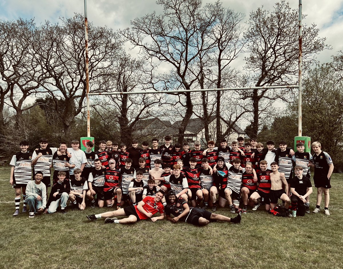 Credit to both clubs for impressive numbers in both squads for the game today @VivaLaFoel15s & @Penybancjuniors …….so tough keeping young players engaged and enjoying at this age!! Well done to everyone involved 🏉👊😍 #comingthrough #nextgeneration #RugbyWins @WRU_Scarlets
