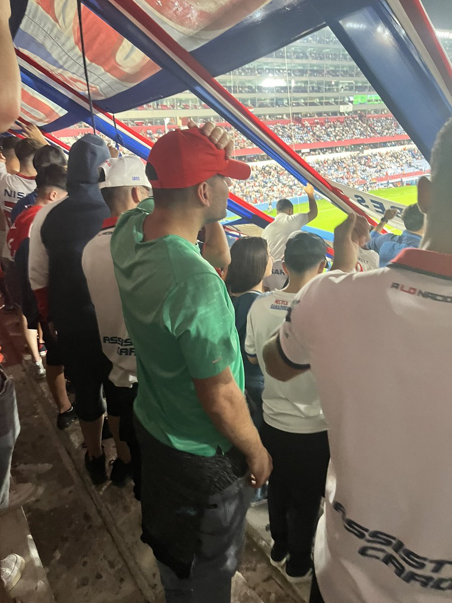 creo q este se confundió de tribuna ayer
