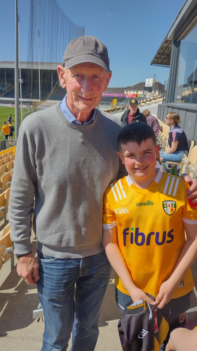 🤩🤩 WELL DONE ODHRAN 🤩🤩 What a day for Odhran, playing against @KilkennyCLG Cumann na mBunscol in Nowlan Park & meeting two absolute legends in TJ Reid and Brian Cody as well. Well done Odhran and thanks to @AontroimCnamB for giving our school this opportunity 👏🏼