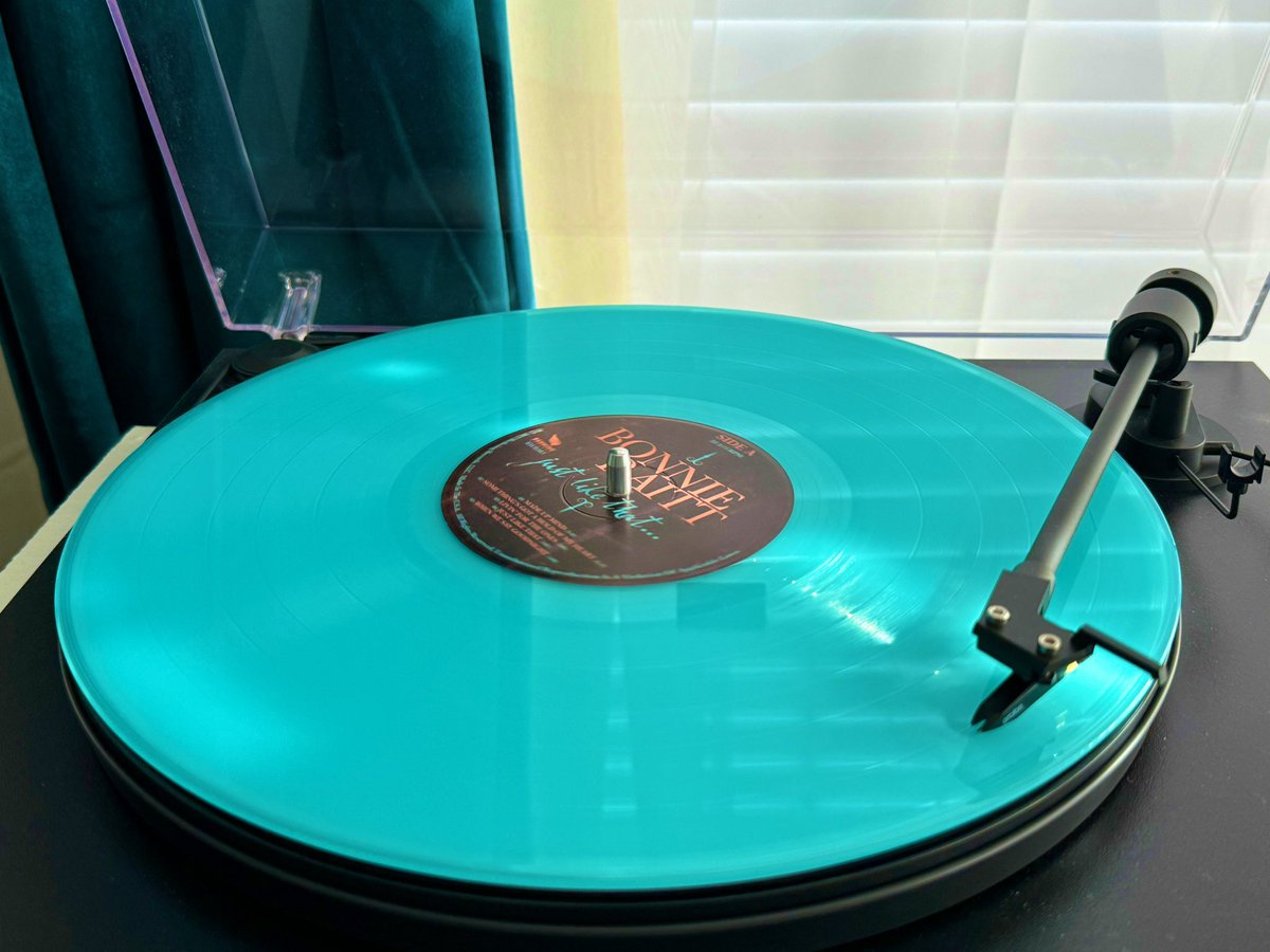 #NowPlaying @TheBonnieRaitt’s 2022 #Grammy award winning album #JustLikeThat on superb teal vinyl. #BonnieRaitt continues to sing and play amazing - surely another album is due soon 🙏 #vinylcollection #vinylrecords