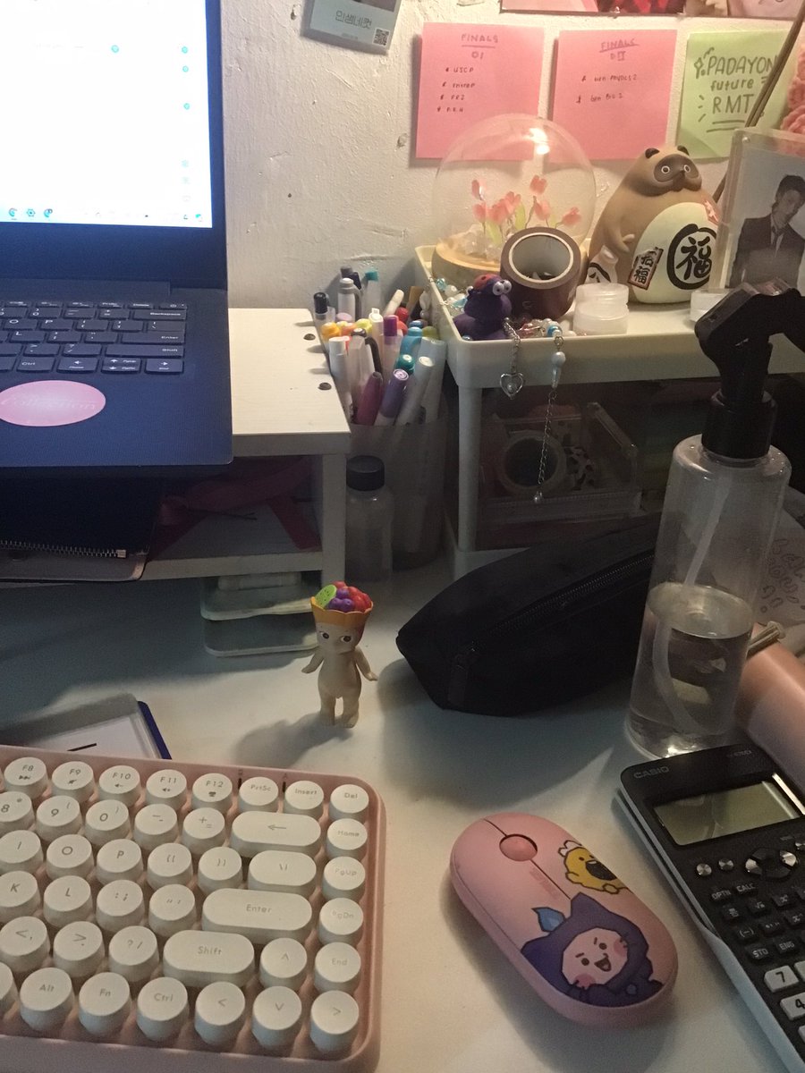 justelaizahh's tweet image. Messy desk 🤕 im having a trouble with my portfolio 🥲so many papers 🥲

#studytwt #studyph