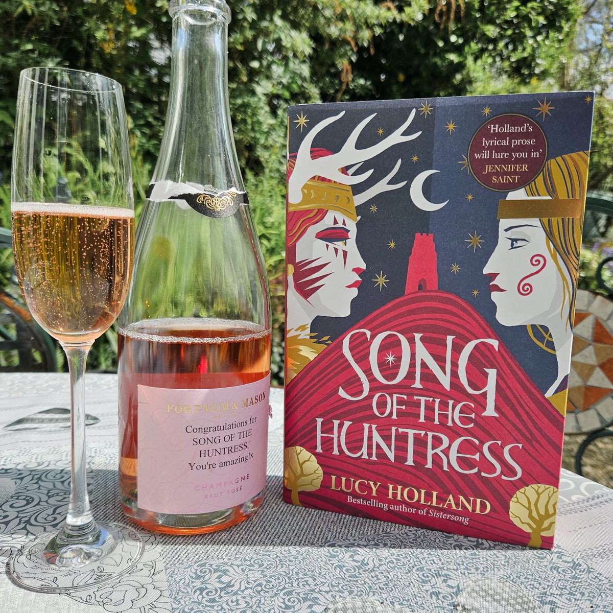 Celebrating one month of SONG OF THE HUNTRESS! Thank you to everyone who bought and read the book, came to my events and shared their reviews - couldn't do it without you! Here's to many more stories 🍾🥳
