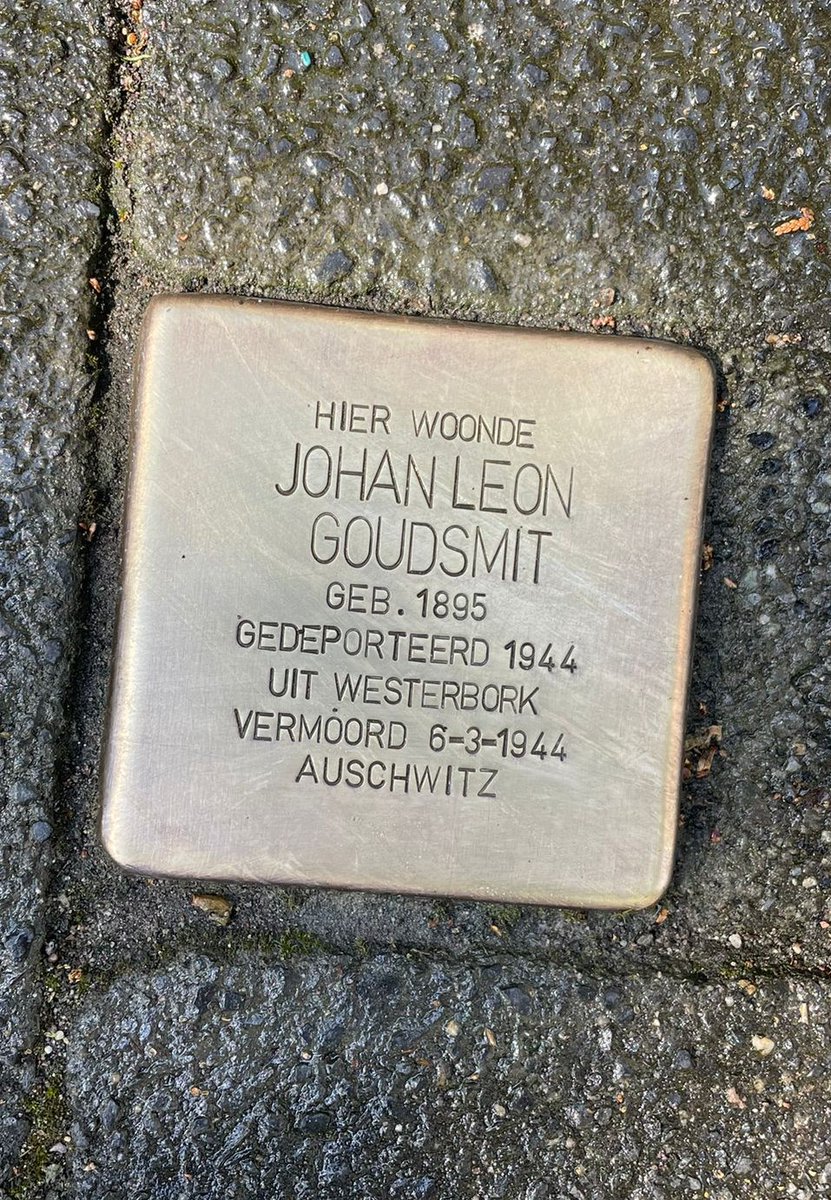 Jaarlijks zetten de scouts van Sint Maarten-Hildegard zich in om voor #4mei de meer dan 100 #Stolpersteine in @Gemeente_LV goed schoon te maken. Wethouder @astrid_eekelen en ik hebben drie stenen aan het #Oosteinde opgepoetst. Belangrijk om verleden zichtbaar te maken/houden.