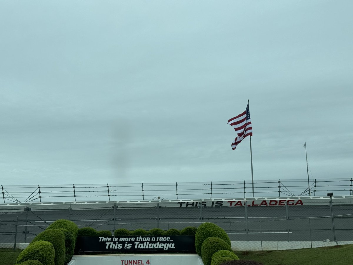 JacquesDebris's tweet photo. Jacques Debris is in the house! Ready for today’s #Geico500 @TALLADEGA. Now let’s get that track dry. https://t.co/Rh1Pui76y6