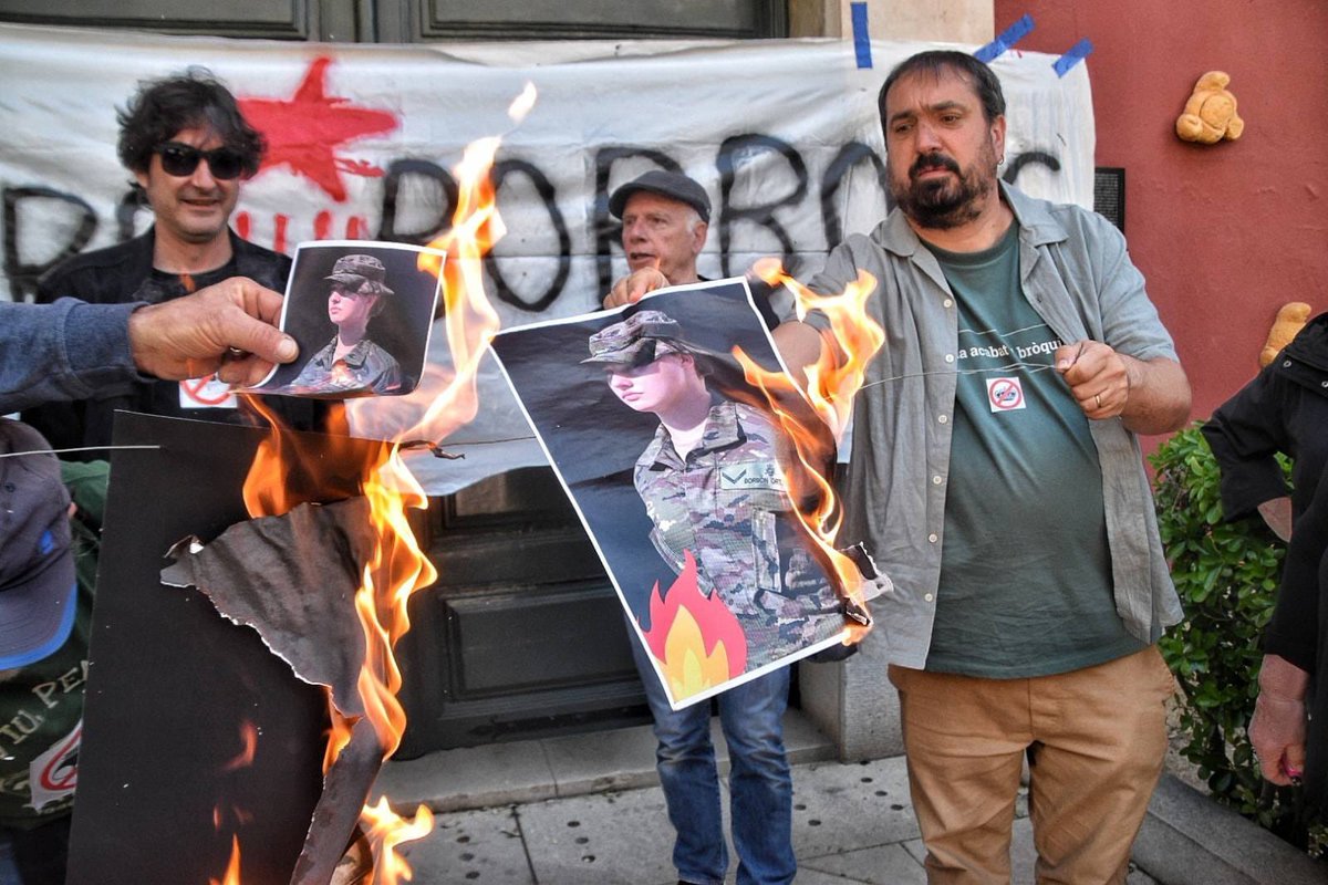 ✊🏼Ahir ens vàrem manifestar a Figueres per denunciar la col·laboració de la Fundació Gala - Salvador Dalí amb la Fundació Princesa de Girona.

#DefensemLaTerra #CUP #CUPComarquesGironines #ForaBorbons