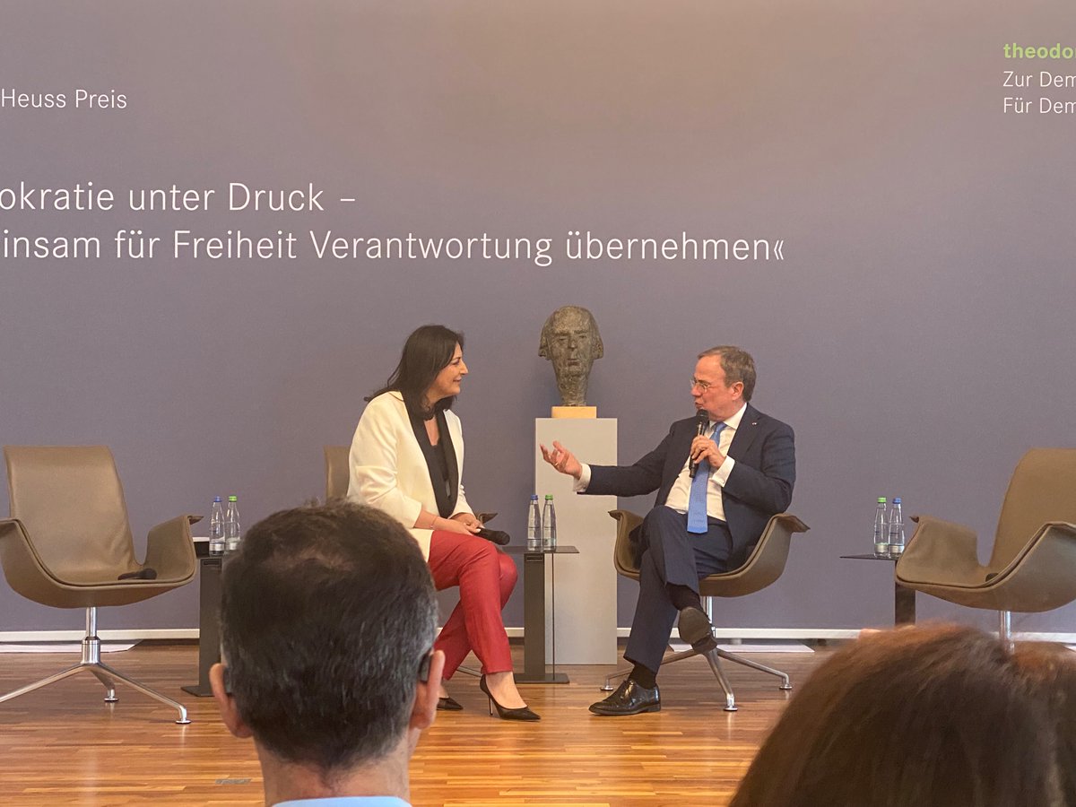 Meine herzliche Gratulation zum verdienten Preis der @heuss_stiftung an die top-engagierte @DuezenTekkal 🙏🇩🇪🇪🇺✅! Unvergesslich der grandiose Dialog mit @ArminLaschet ! Und, ja, der Kopf im Vordergrund, das ist @cem_oezdemir ☺️ #HeussPreis #Stuttgart #Demokratie #Grundgesetz