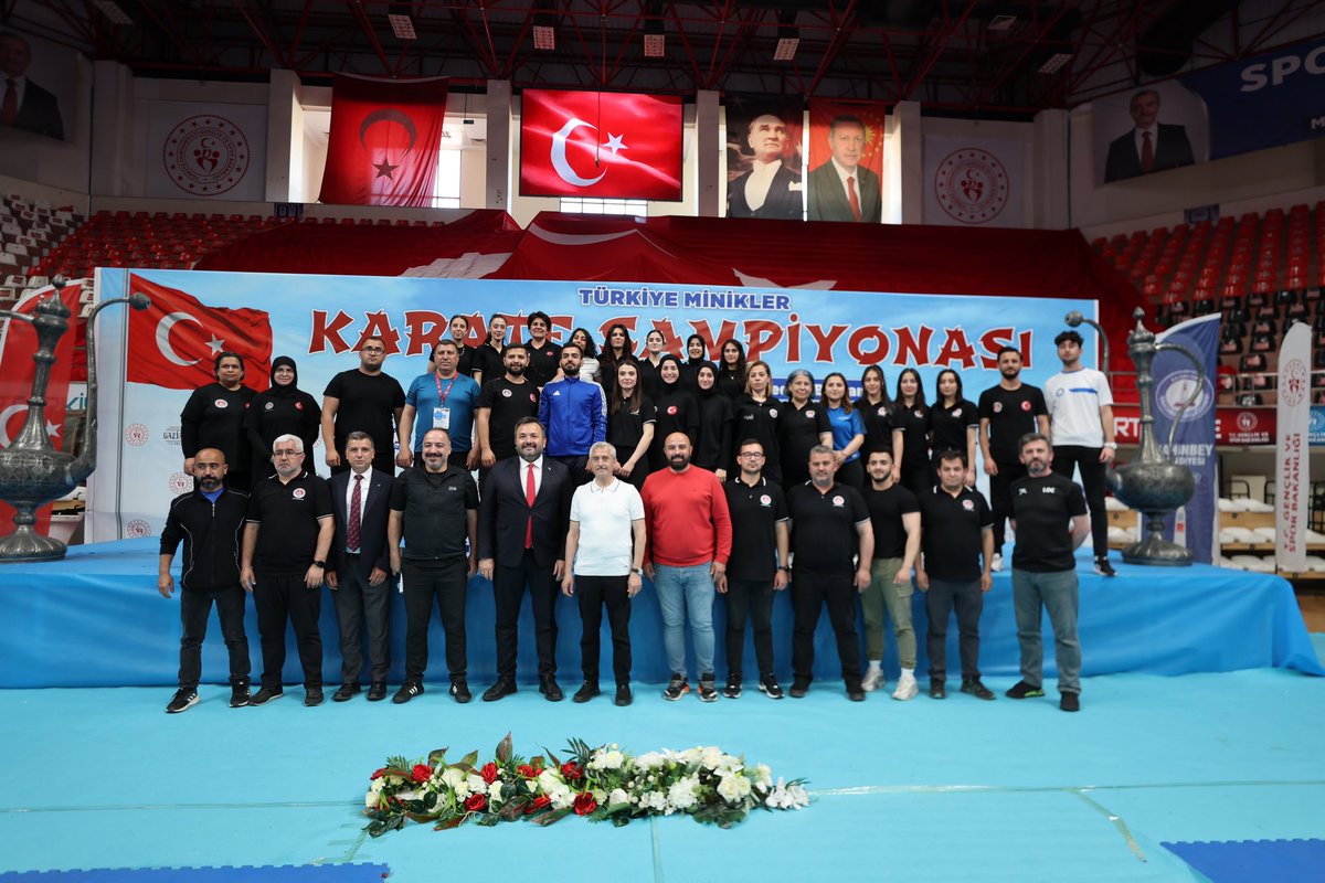 Türkiye Karate Federasyon Başkanı @AvAslanAbidUguz ile birlikte finalistlerimizin ödüllerini takdim ettik. Dereceye giren gençlerimizi tebrik ediyor, Türkiye Minikler Karate Şampiyonası’nda yarışan tüm gençlerimize hayat boyu başarılar diliyoruz. 📍#Şahinbey Spor Salonu