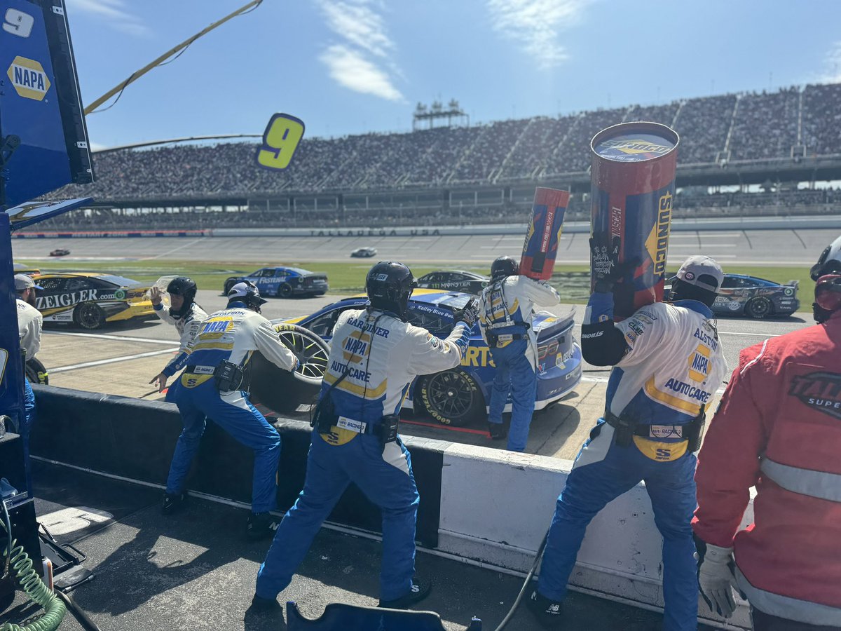 The @NAPARacing team gains two spots on pit road! #di9