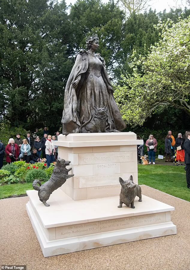 Just ❤️ this statue unveiled today of our late Queen on what would’ve been her 98th birthday. Complete with corgi’s ☺️ Well done the good peeps of #Rutland