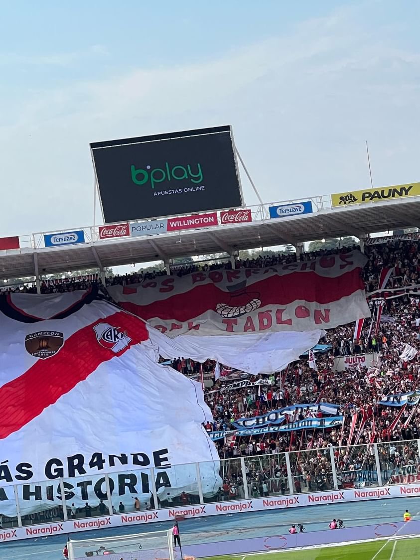 La hinchada mas pelotuda del país.