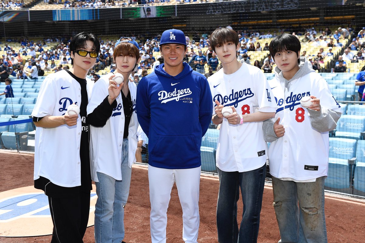 MLB's tweet photo. Ateez with Yoshinobu Yamamoto at Dodger Stadium yesterday 🤩

#ATEEZ #에이티즈 @ATEEZofficial https://t.co/a3nxwlqaae