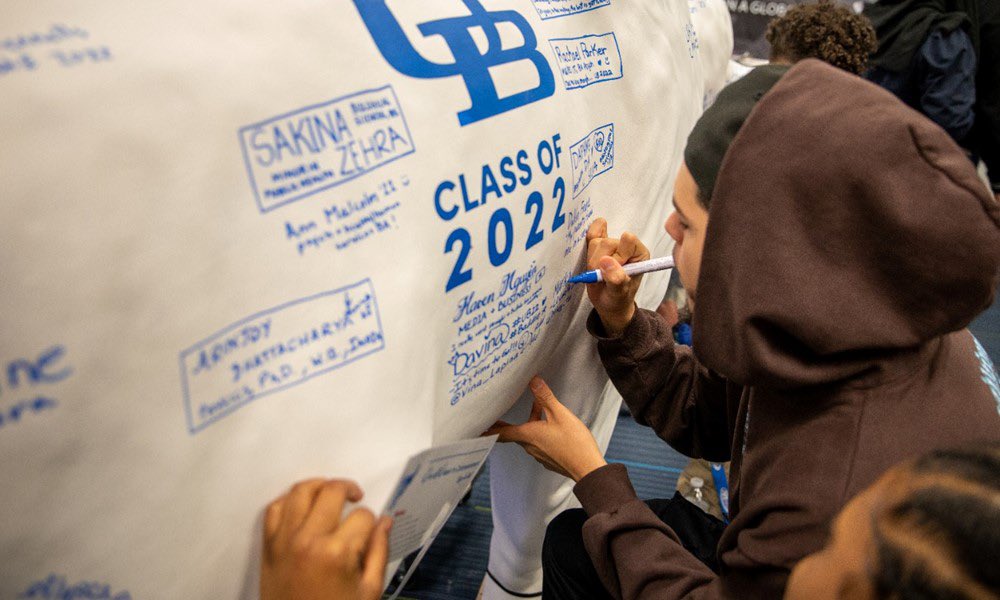 Ready to leave your mark, #UBClassOf2024? You have two ways to Sign-a-Bull! No need to RSVP, just show up at 150 SU anytime 10 a.m. - 4 p.m. 4/22 through 5/10 OR sign virtually! buffalo.campuslabs.com/engage/event/1… #UBTrueBlue #UBuffalo