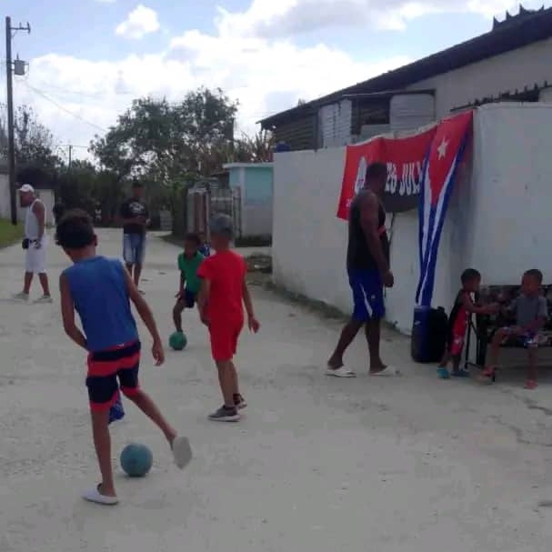 🙌🏻🇨🇺 Un domingo de alegría para nuestros niños con “Planes de la calle” en barrios de los #CDRHabana #CDRCuba