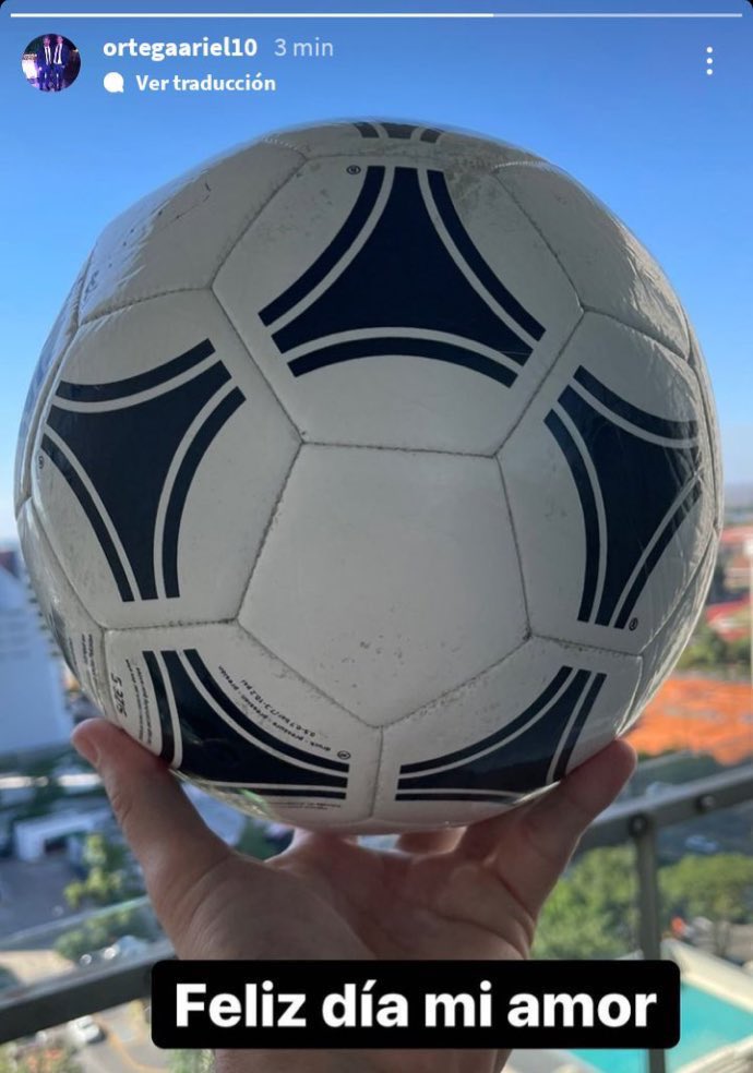 2-3
las dos hinchadas 
11 amarillas 
fútbol argentino.