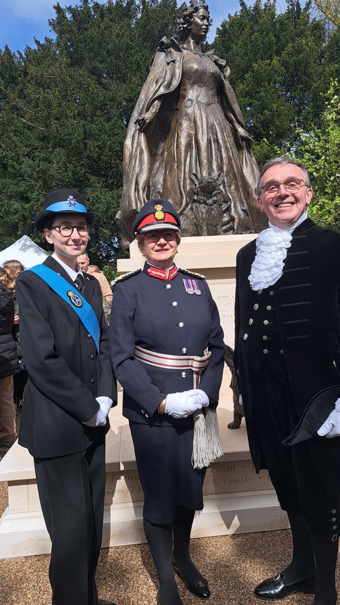 Honoured to attend the unveiling of new statue to the late Queen Elizabeth II today in #oakham #rutland Congratulations to @rutlandll & everyone involved in a successful project. Delighted @leicscadets Ellie was with me on our 1st official engagement together