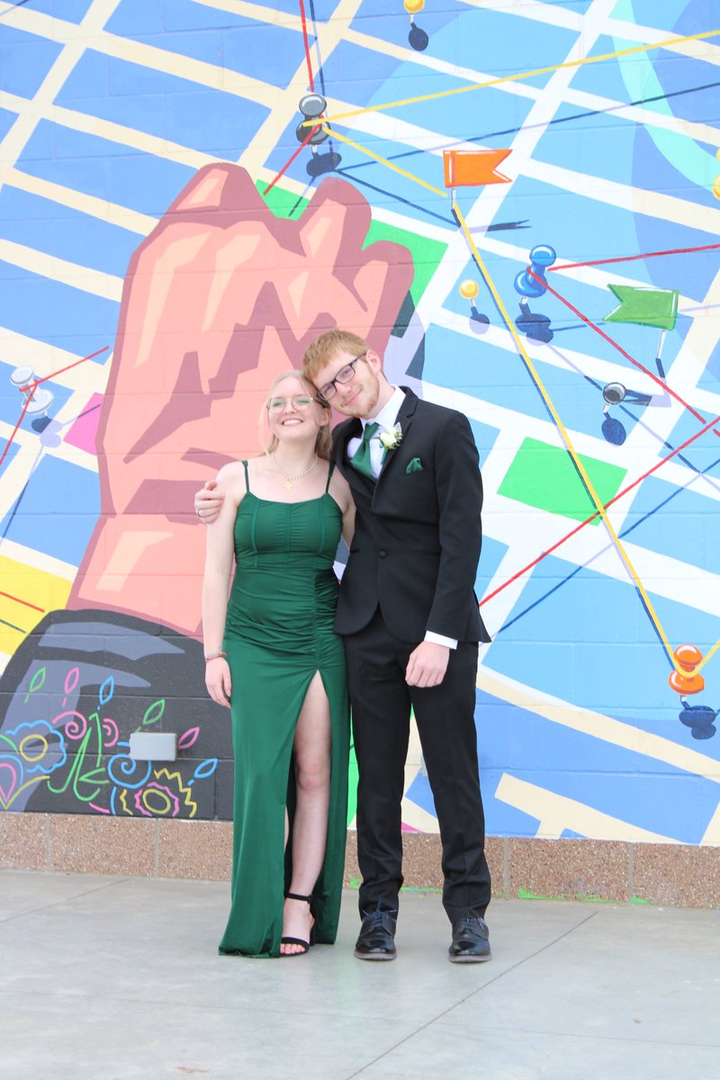 BLeopard69's tweet image. Prom 2024 💚 with my most favorite girl in the world