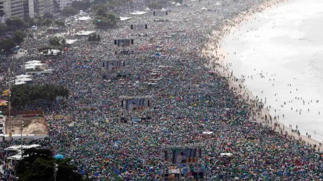 Lembrei agora da visita do Papa Francisco a Copacabana, Rio de Janeiro. Olha que multidão impressionante. As palavras do Pontífice ainda ecoam : “o jeitinho brasileiro” na hora do acolhimento, sempre disposto a colocar 'mais água no feijão'. Também disse: “Não se cansem de