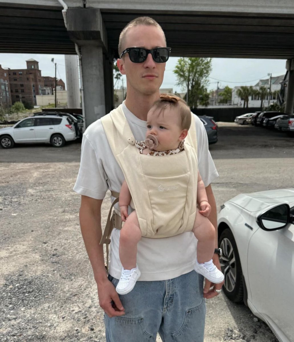 DrewStarkeyInfo's tweet photo. Quanto amor! Drew Starkey e sua família em recente viagem à Charleston. 🤍 https://t.co/L9kW35CkOf