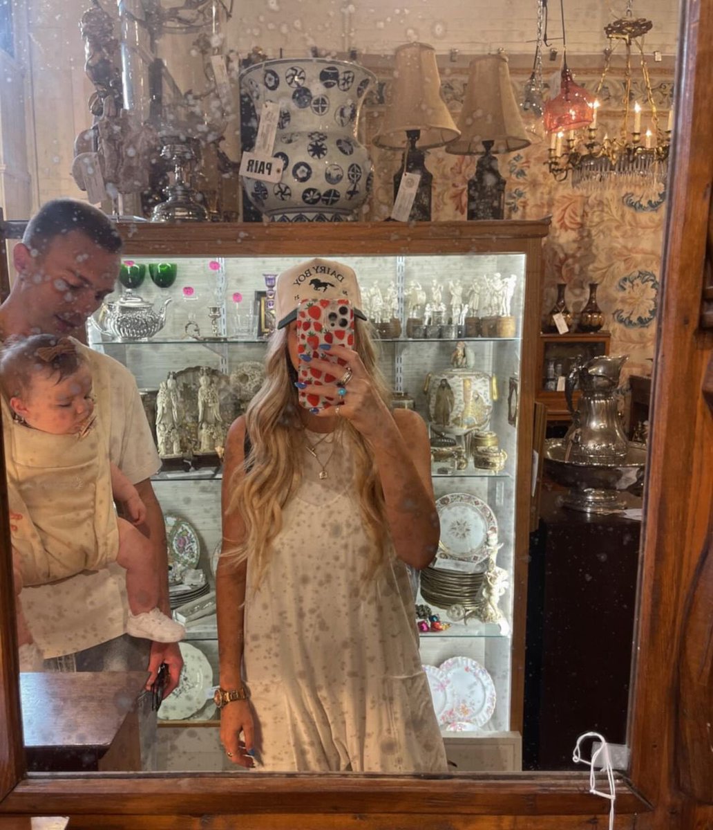 DrewStarkeyInfo's tweet photo. Quanto amor! Drew Starkey e sua família em recente viagem à Charleston. 🤍 https://t.co/L9kW35CkOf