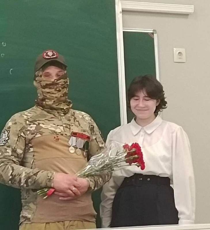 AteoBreaking's tweet photo. Помните раньше была смертельная игра "Синий Кит", где детей в Сети склоняли к суициду?

Так вот, новый "герой России"  по фамилии Глазов вёл ту самую группу «Синий Кит», за что позже был судим за массовое склонение детей к суициду.

Приговорённый к 6 годам вышел досрочно, заключив в тюрьме контракт с «Вагнером» и теперь проводит он в школах уроки патриотического воспитания.