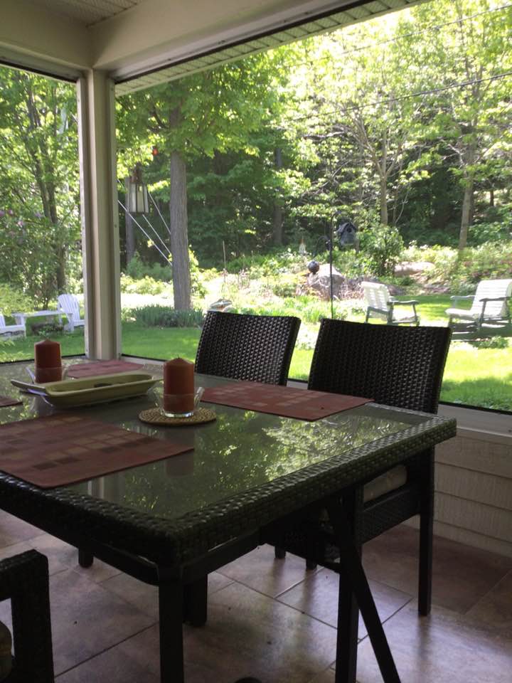 Je vous souhaite une bonne fin de dimanche. Nous avons travaillés dans le jardin toute la journée et il en reste beaucoup à faire avant de relaxer sur la véranda et voir ce beau décor d'été mais ...ça s'en vient. La! on mange, on s'écrase ''Lui'' devant la tivi et moi avec de la…