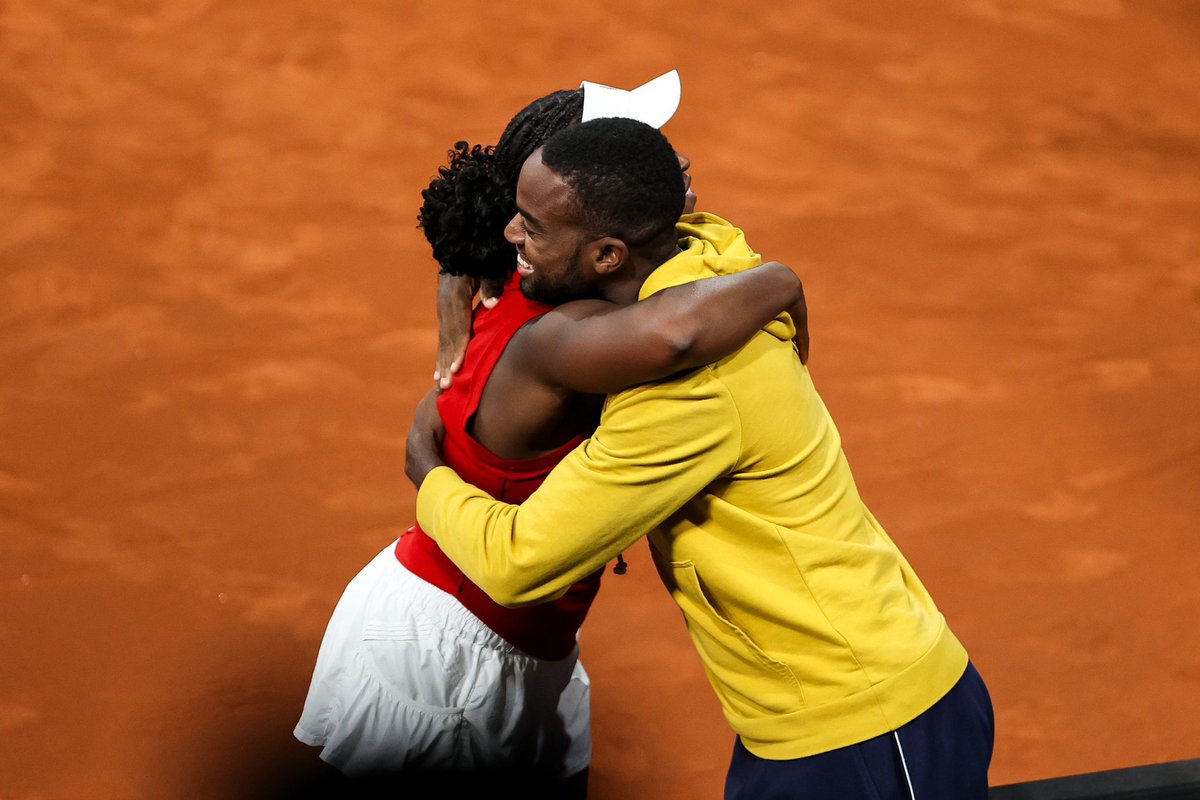 ROUEN CHAMPION | @SloaneStephens beat Magda Linette 6-1, 2-6, 6-2 in an entertaining final to secure her eighth WTA title and first indoors. Stephens, who said it was a “last-minute decision” to play the WTA 250, had Darian King in her coaching corner all week. 📸 | #openrouen