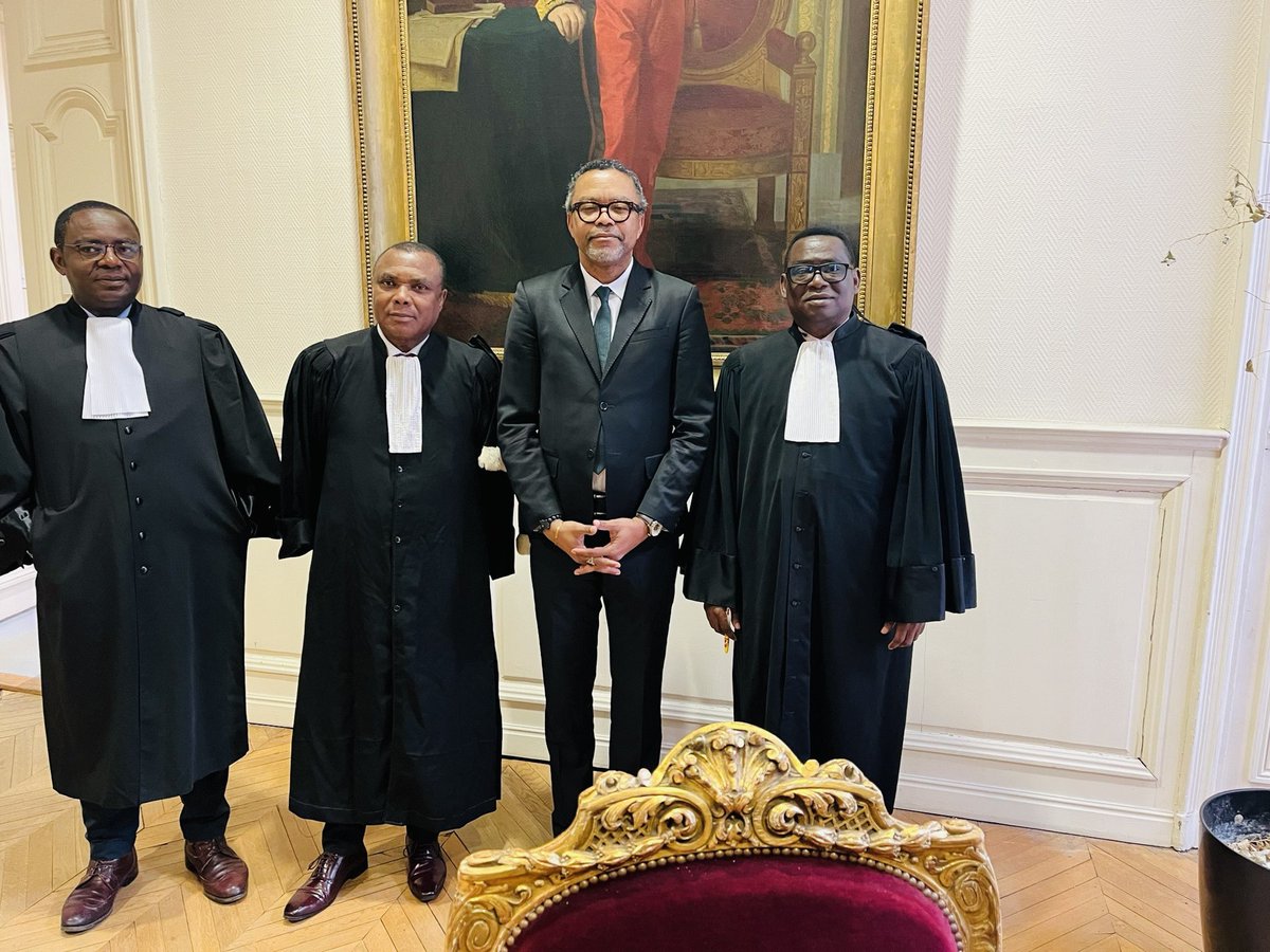 FranklinNYAMSI's tweet photo. Nouvelles du Conseil de Discipline intenté contre moi au Rectorat de Normandie le 17 avril 2024

Silence-radar du Rectorat de Normandie sur mon sort depuis le mercredi 17 avril 2024.

L’ensemble des représentants du corps des Professeurs Agrégés s’est manifestement opposé au projet de sanction que Madame la Rectrice de l’Académie de Normandie voulait faire voter à la majorité de la Commission Disciplinaire Paritaire contre nous.

Dans ces conditions, le Règlement prévoit que si le Recteur tient à sa sanction, il lui convient alors d’en référer au Ministre de l’Education nationale et de l’Enseignement supérieur qui décidera . La sanction relèverait alors entièrement de l’autorité politique. Véritable épée de Damoclès entre les mains du régime Macron contre votre serviteur.

Ainsi, comme en décembre 2022, les collègues ont exemplairement fait bloc contre l’instrumentalisation politique de l’Academie de Normandie contre le Professeur irréprochable que je suis . Vivent la solidarité et la lucidité des enseignants de France 🇫🇷 !

Avec mes avocats, nous restons déterminés à défendre jusqu’au bout mes droits et mon honneur en France .

Dr Franklin Nyamsi 
Rouen, le 21 avril 2024