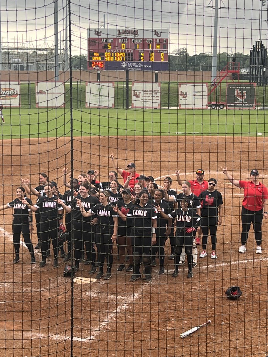 Great Senior Day Victory and Celebration ⁦@LamarSoftball⁩ !! Congrats! ⁦@AmyHooks10⁩