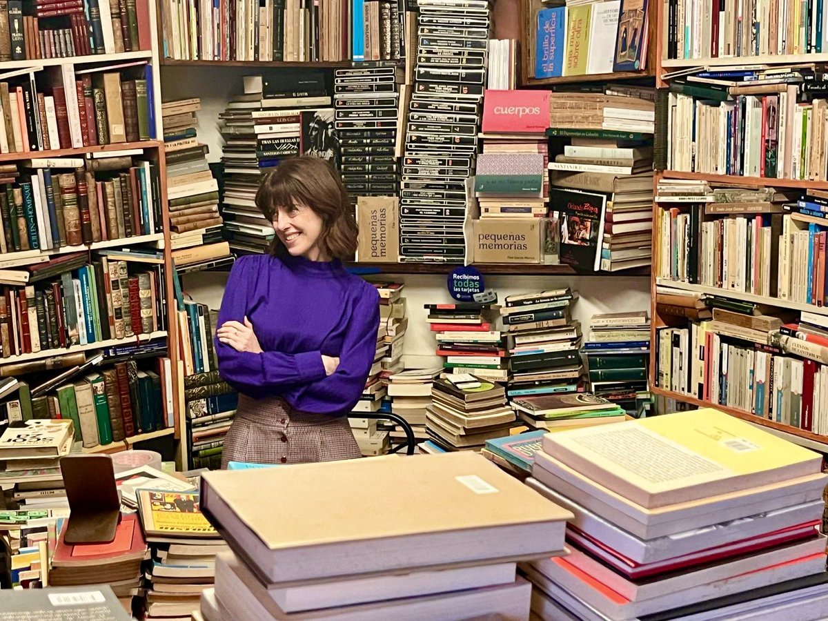 San Librario, una página indispensable en la enciclopedia de las librerías más bellas. No falta el ingrediente principal: un librero con aura, el carismático Álvaro Castillo Granada.

#Bogotá #SanLibrario #AlvaroCastilloGranada #Librovejero