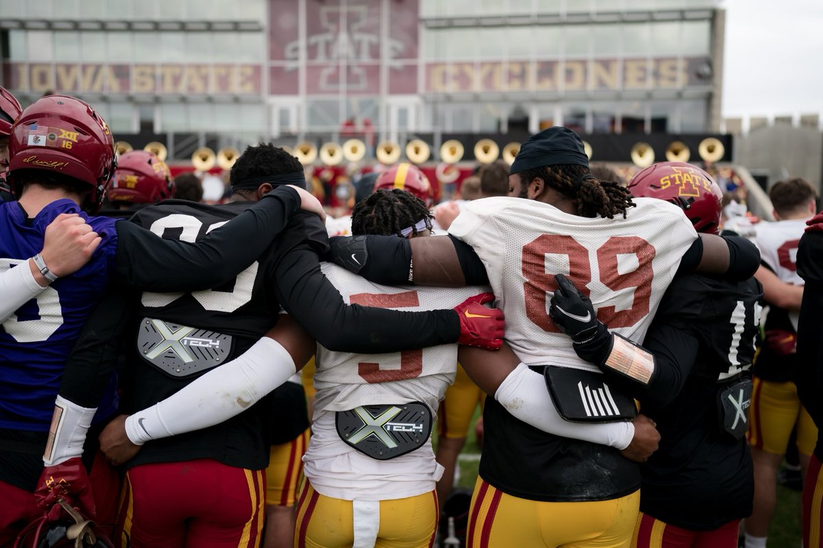 CycloneFB tweet picture